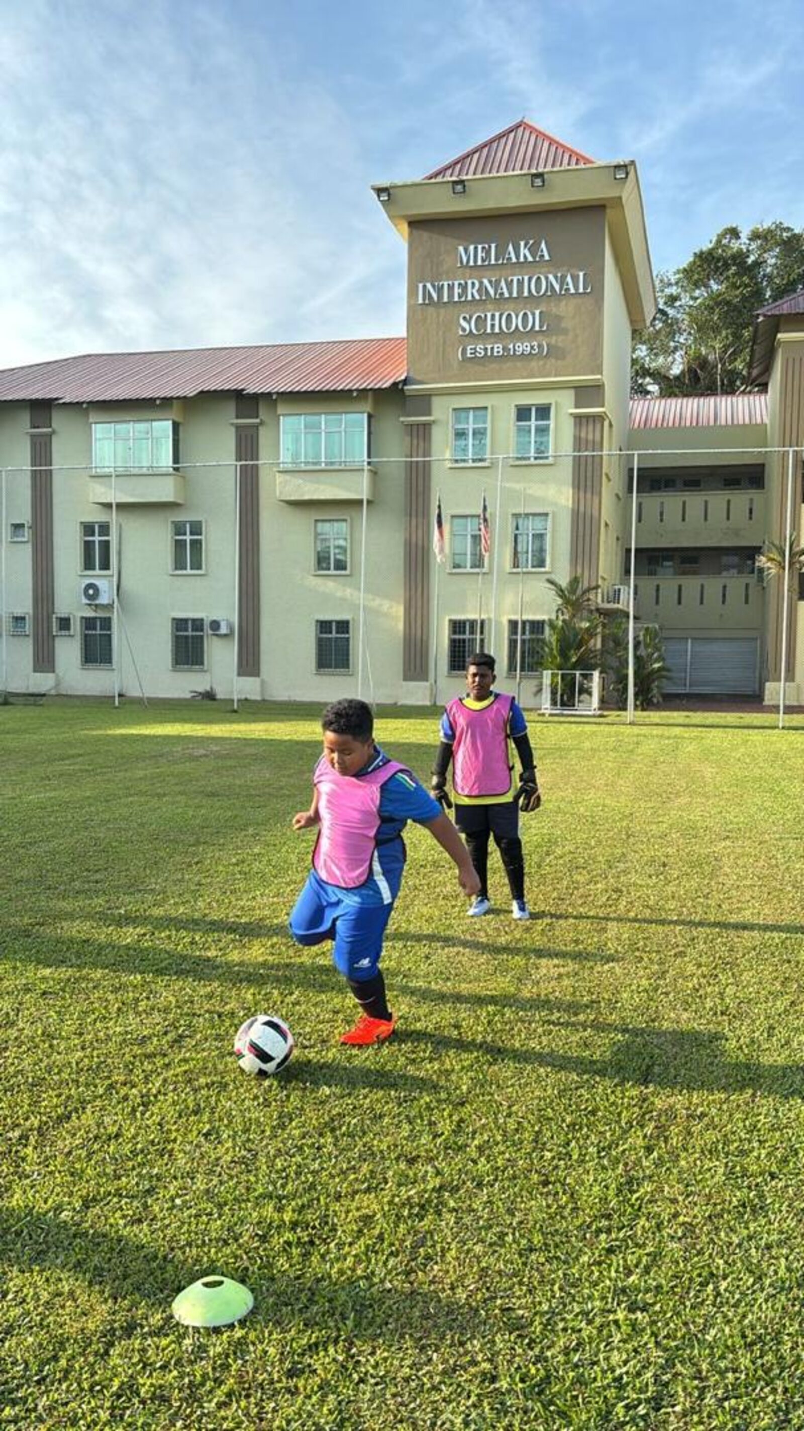 Kumpulan pemain muda berlatih memakai jersi latihan kuning