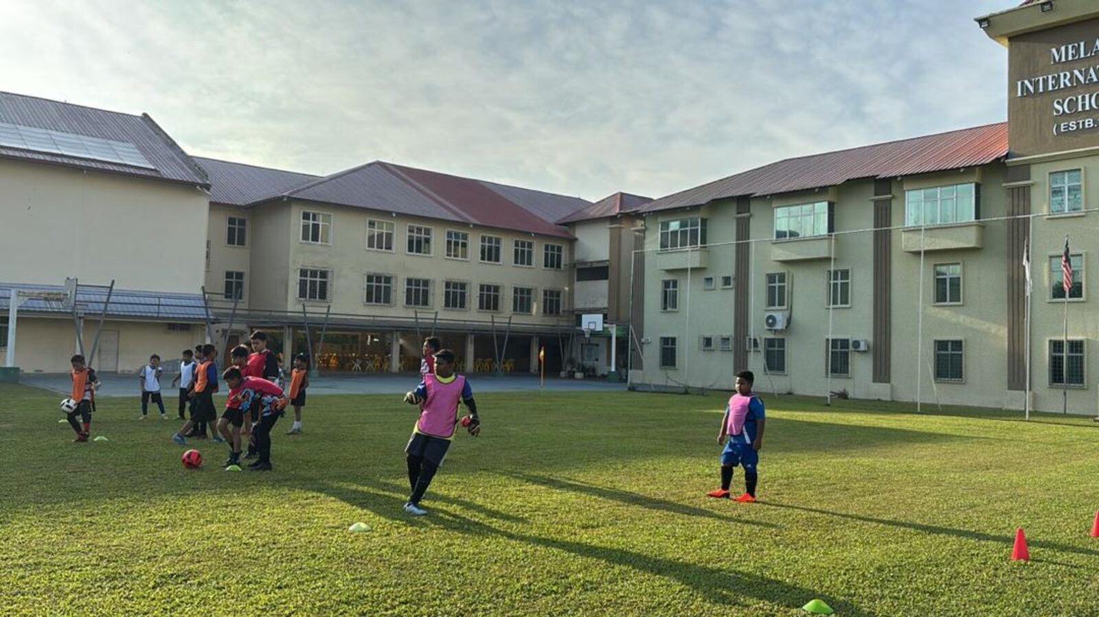 Sesi latihan Akademi Bola Sepak La Tawny Owl di padang Melaka International School